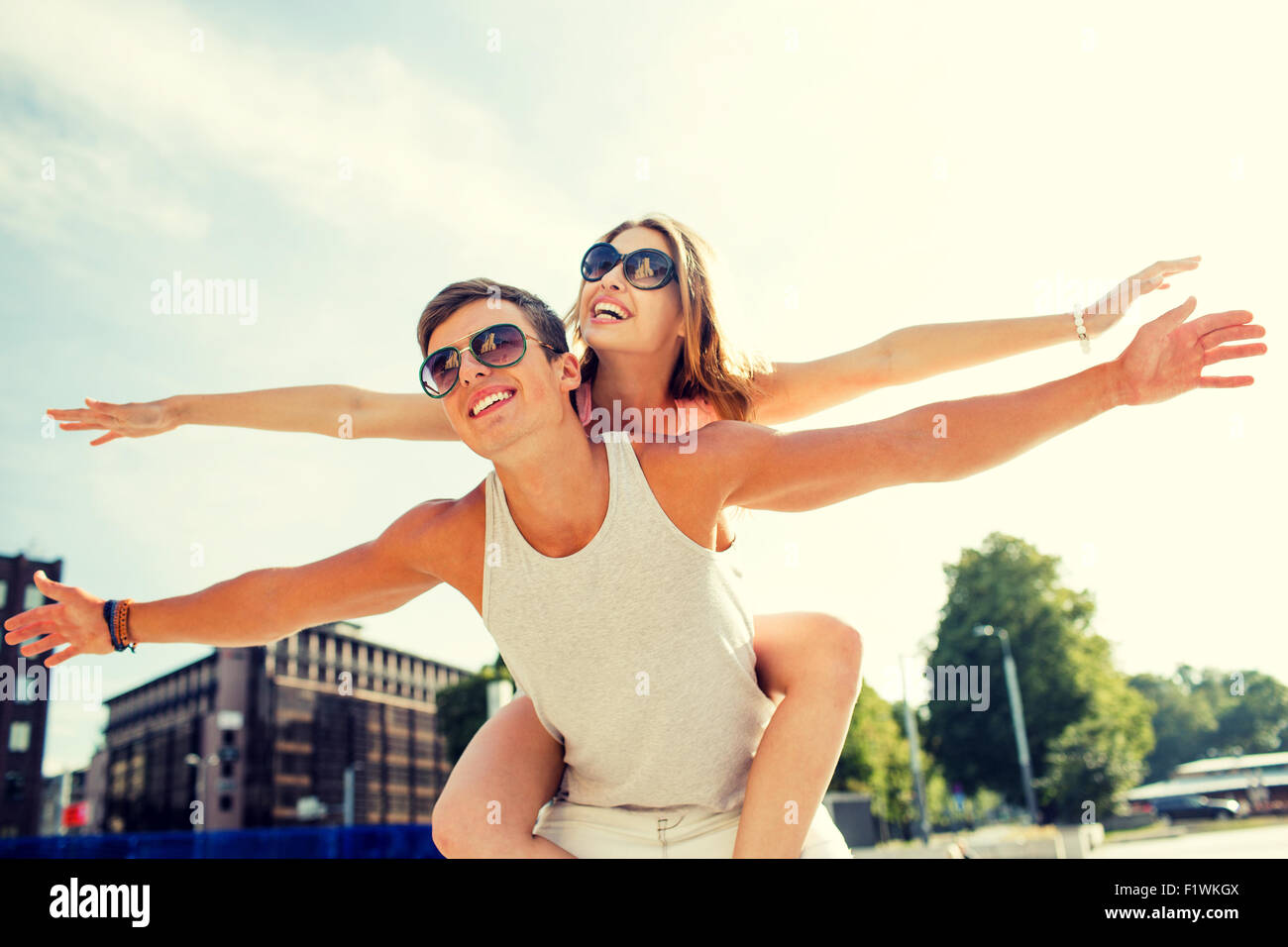 Группа людей. Подростки смеются. To that and having fun. To that and having fun. Развлечения парой.