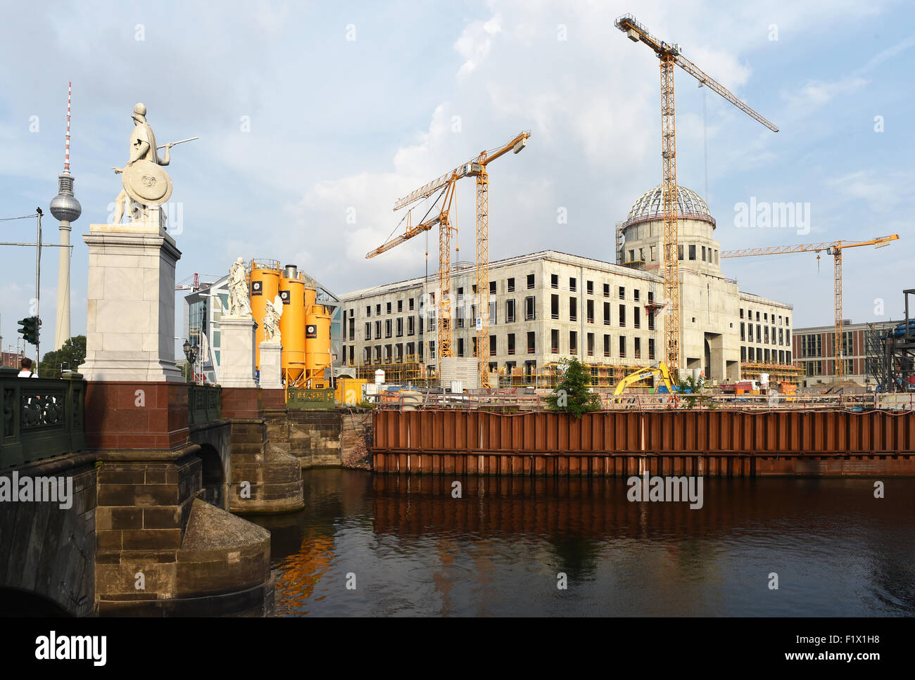 Berlin, Germany. 19th Aug, 2015. The Berlin TV Tower (L-R), sculptures of the Schlossbrücke and the shell of the Berlin Palace, which is called Humboldtforum, in Berlin, Germany, 19 August 2015. Photo: Jens Kalaene/dpa/Alamy Live News Stock Photo