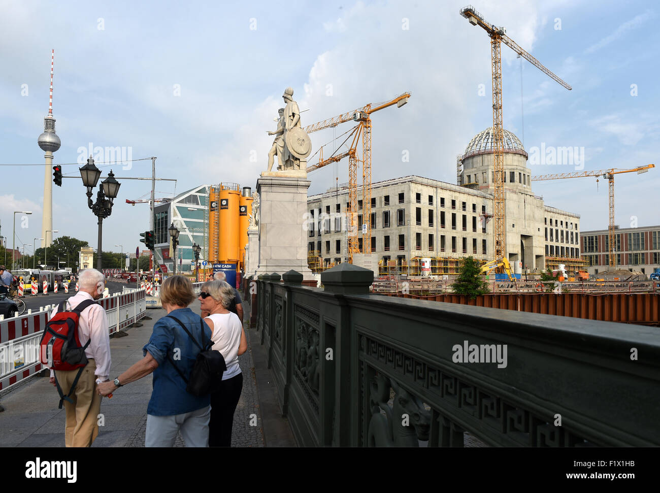 Berlin, Germany. 19th Aug, 2015. The Berlin TV Tower (L-R), the Humboldtbox; sculptures of the Schlossbrücke and the shell of the Berlin Palace, which is called Humboldtforum, in Berlin, Germany, 19 August 2015. Photo: Jens Kalaene/dpa/Alamy Live News Stock Photo