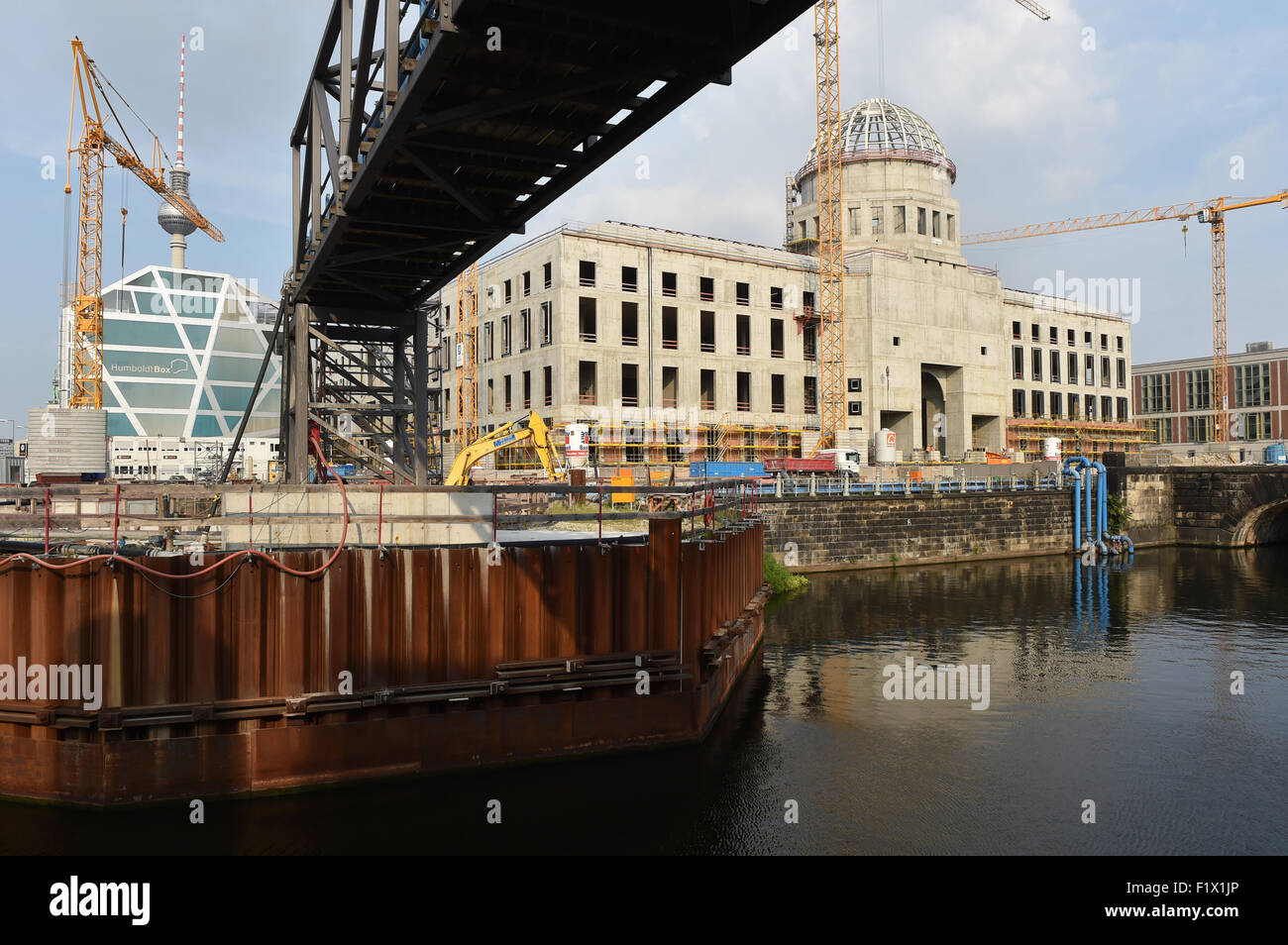 Berlin, Germany. 19th Aug, 2015. The Humboldtbox (L-R), the Television Tower, and the shell of the Berlin Palace, which is called Humboldtforum in Berlin, Germany, 19 August 2015. Photo: Jens Kalaene/dpa/Alamy Live News Stock Photo