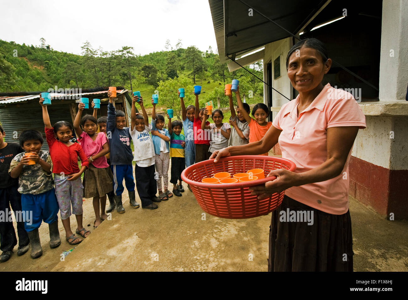Guatemala, Salama, school mother serving drinks to children (Macaria Lopez Alvarado 50 years) Stock Photo