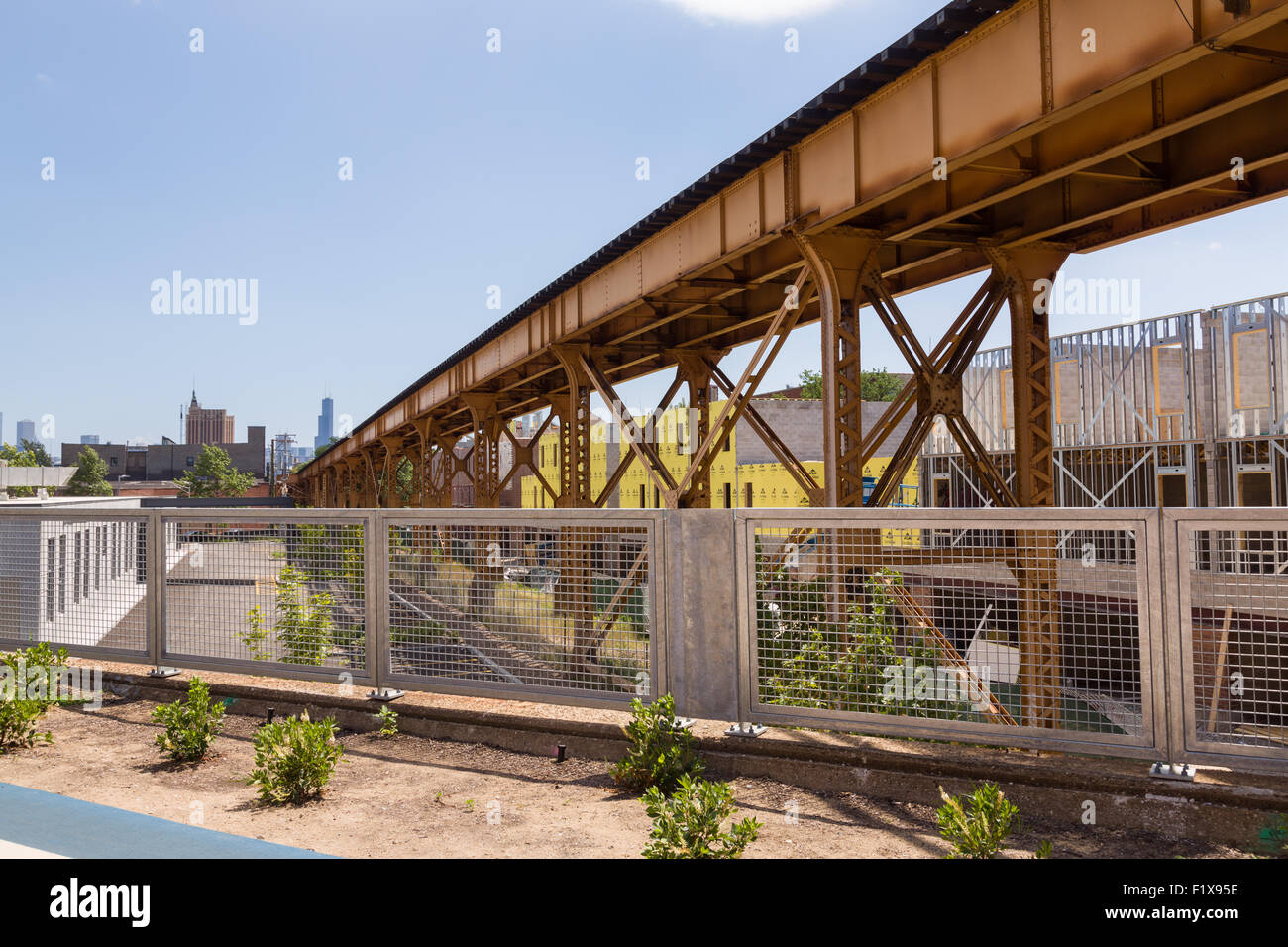 The Blue Line overpass at Milwaukee Avenue along the 606 elevated bike trail, green space and park built on the old Bloomingdale Line in the Wicker Park neighborhood in Chicago, Illinois, USA Stock Photo