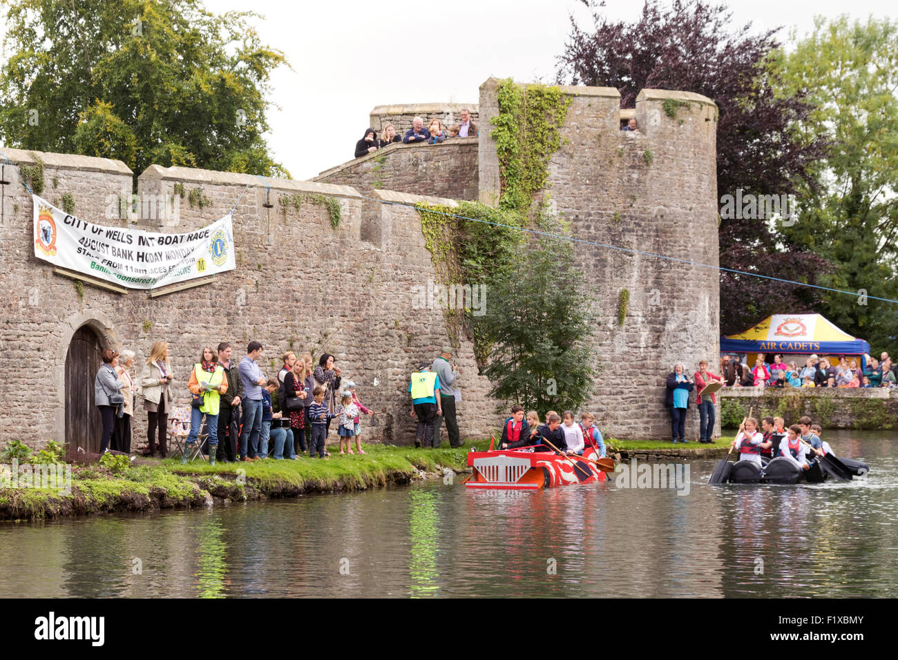 Wells Moat Boat race in the Bishops Palace Moat, August Bank Holiday Monday, Wells, Somerset, England UK Stock Photo