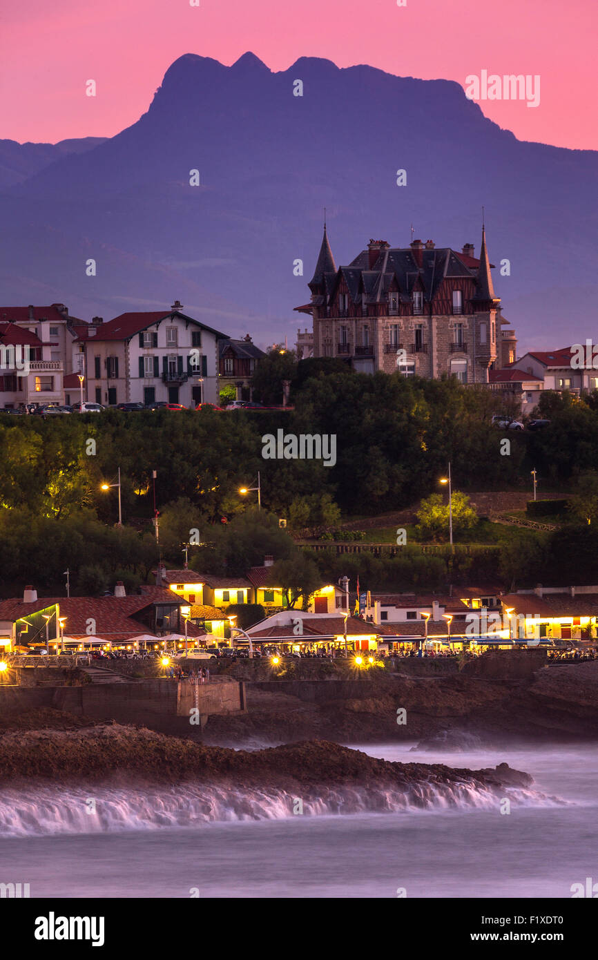 Biarritz at sunset with the quays of fishermen harbour, the 'Gull' villa and the 'Three Crowns'. Biarritz à la tombée de la nuit Stock Photo