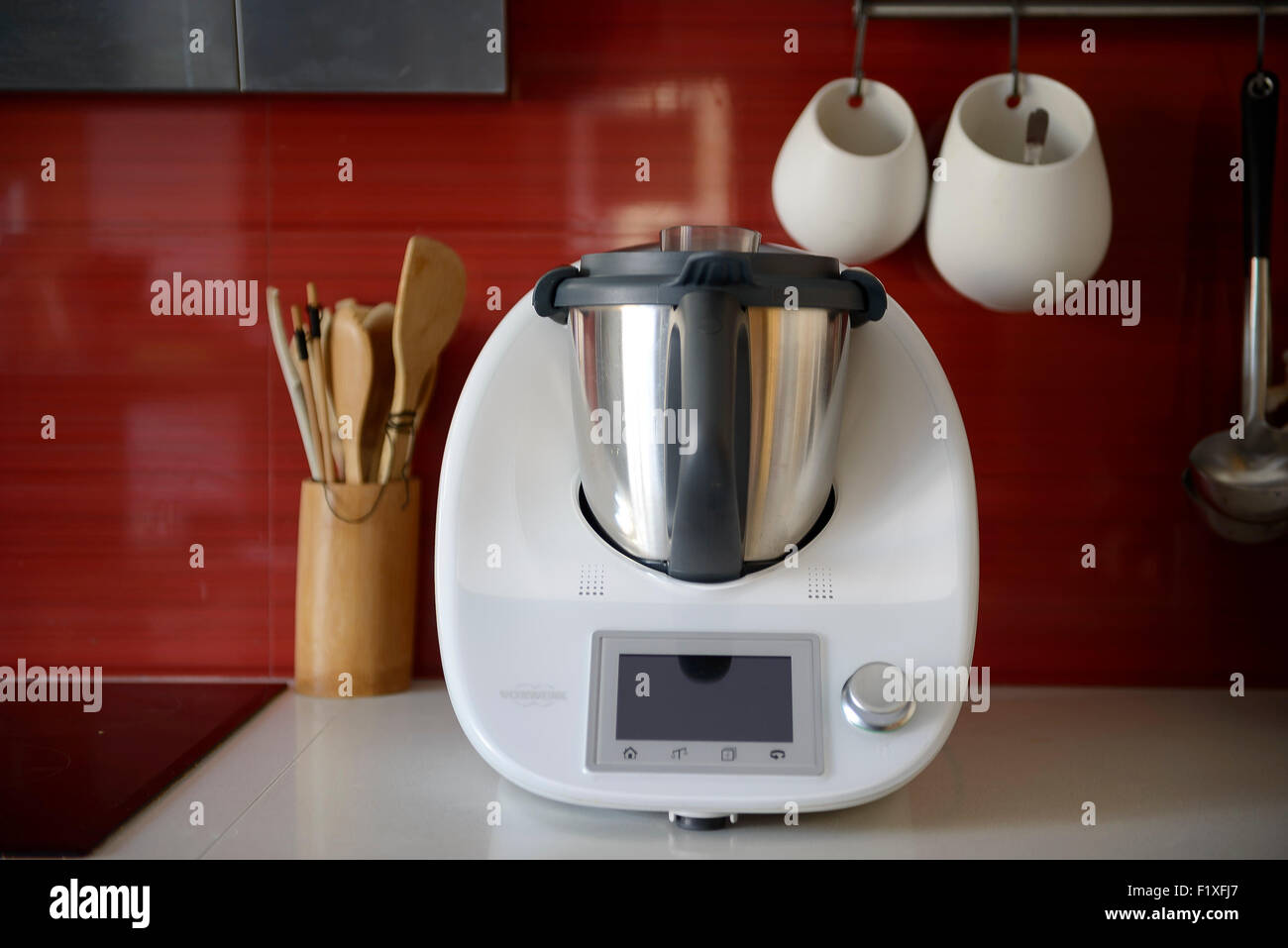 https://c8.alamy.com/comp/F1XFJ7/vorwerk-thermomix-tm5-food-processor-on-top-of-a-counter-of-a-modern-F1XFJ7.jpg