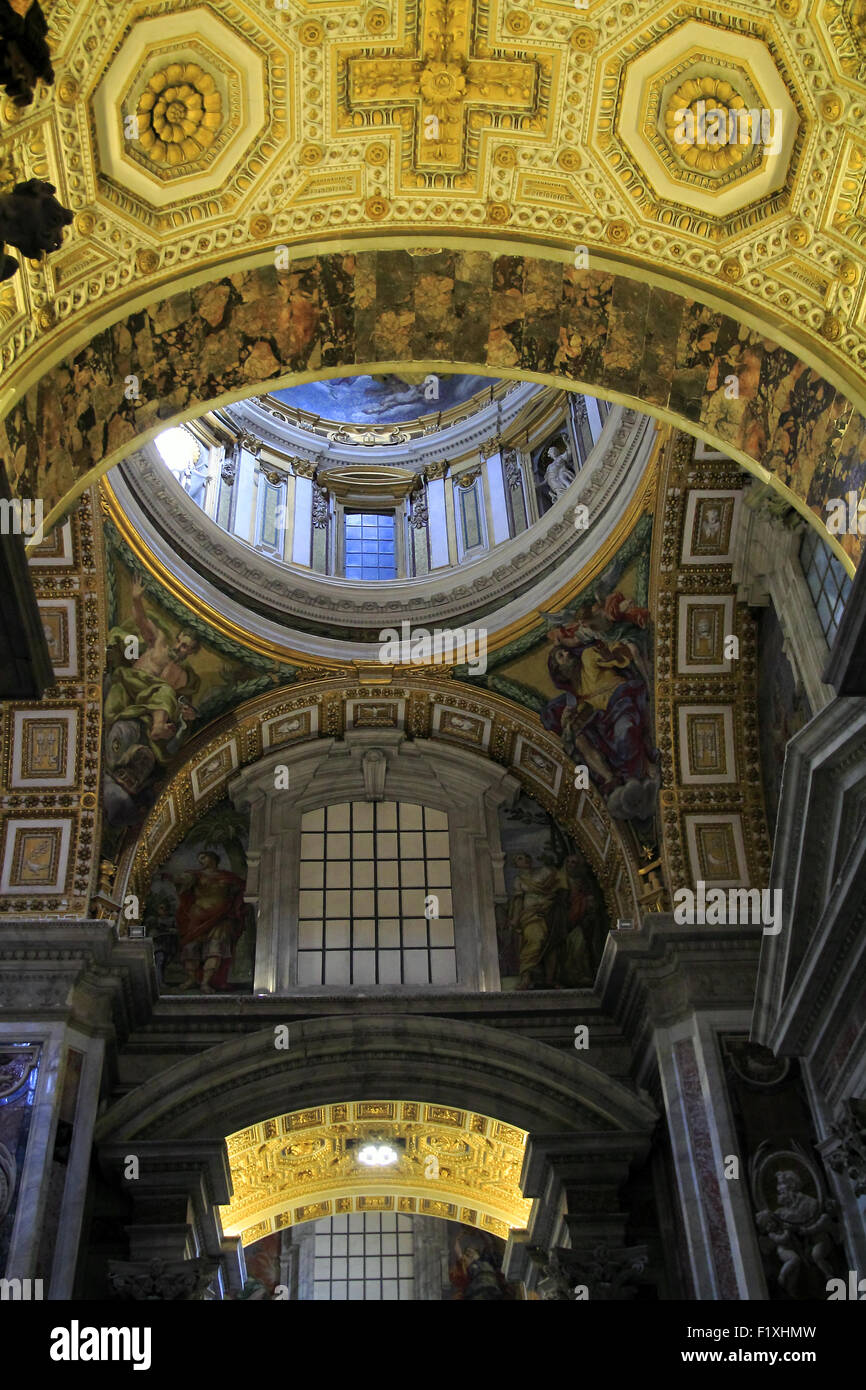Basilique Saint Pierre, place Saint Pierre. Intérieur. Le Vatican. Rome, Italie. Stock Photo