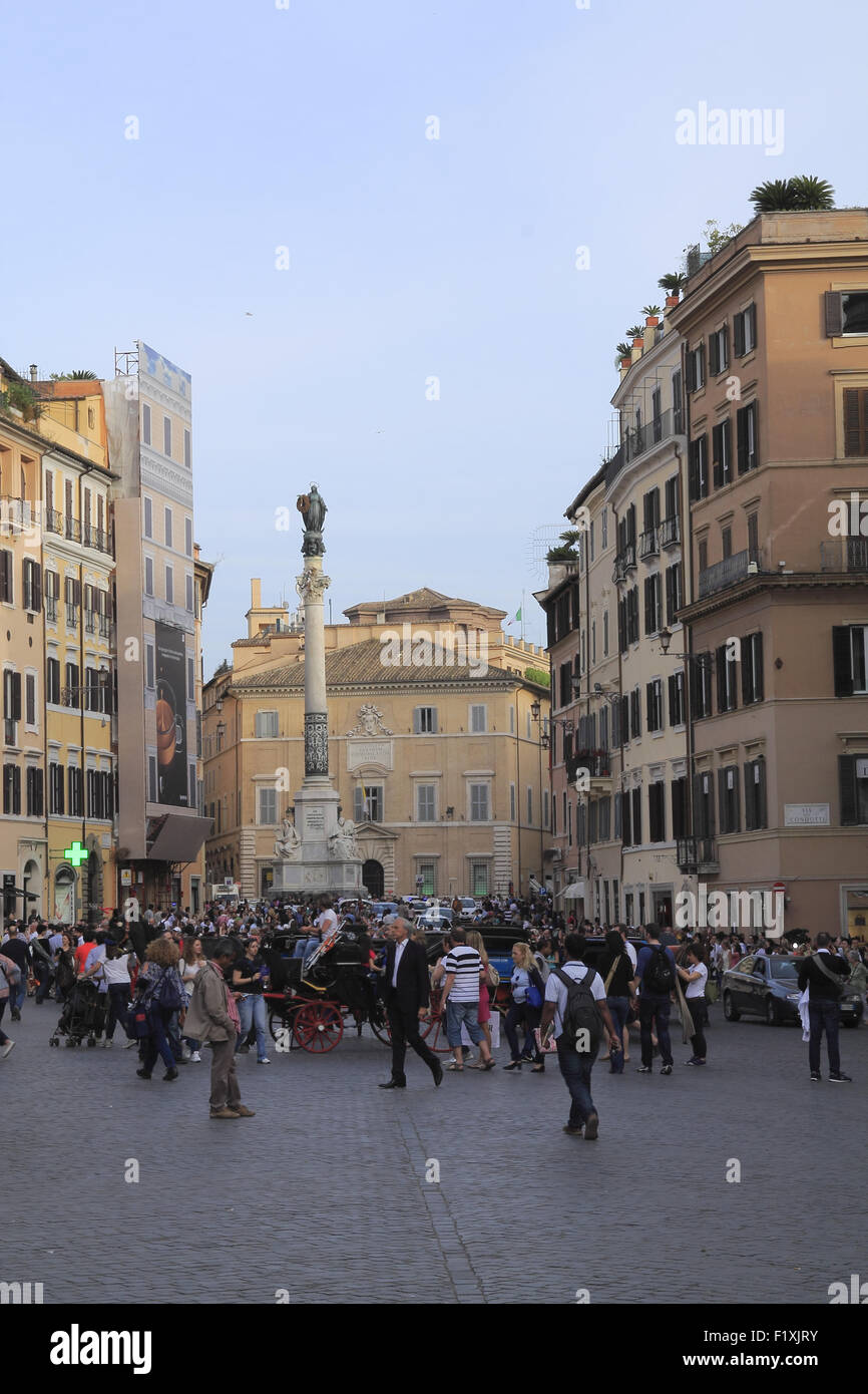 Piazza di Spagna. En fond, la colonne antique de l’Immaculée Conception. Rome, Italie. Stock Photo
