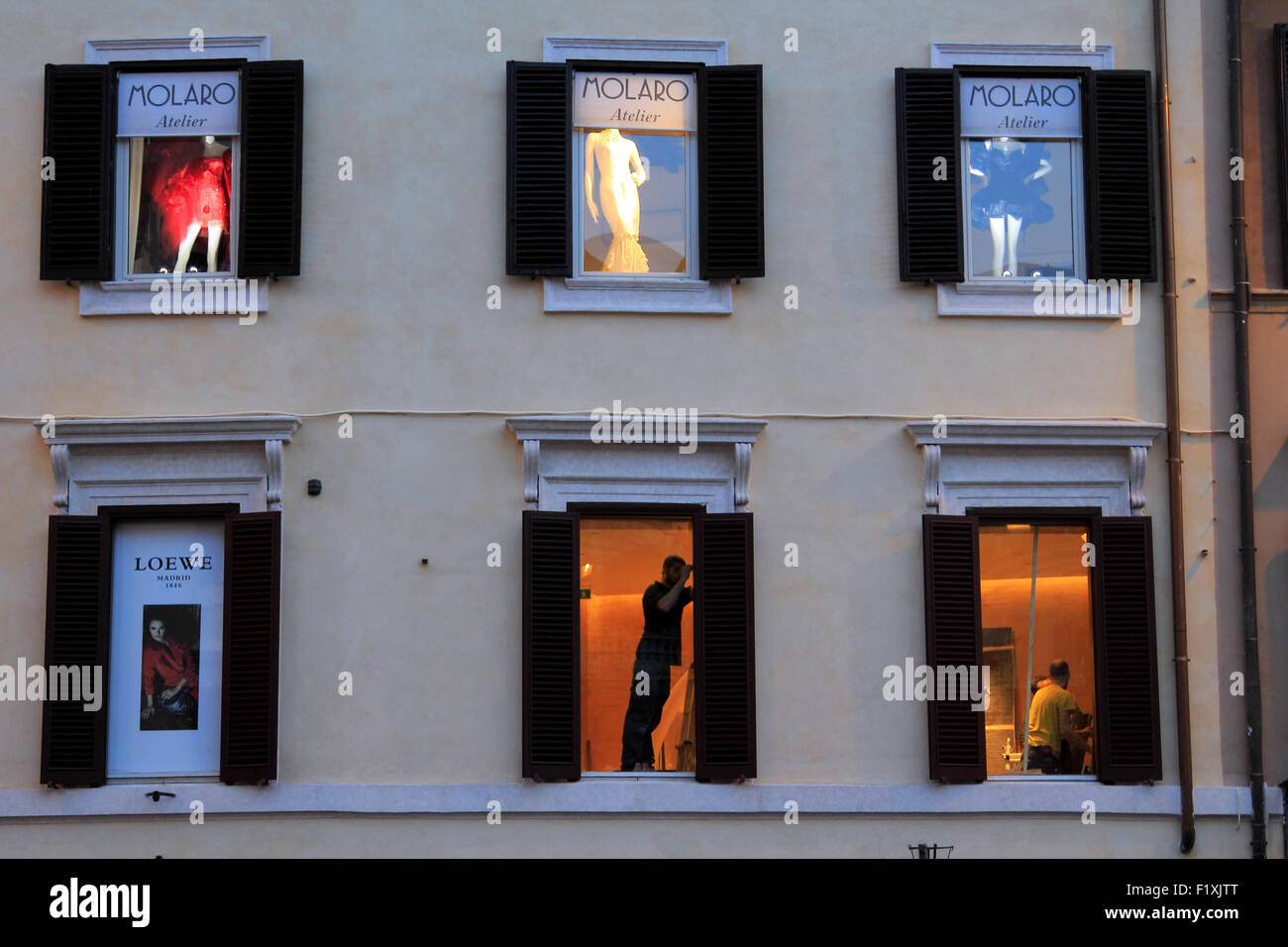 Façade d'un immeuble de boutiques de prêt à porter. Piazza di Spagna. Rome, Italie. Stock Photo