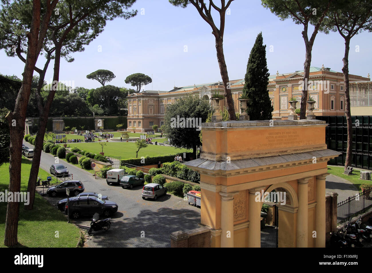 Arc de Triomphe, jardins, et Pinacothèque. Le Vatican, Rome, Italie. Stock Photo