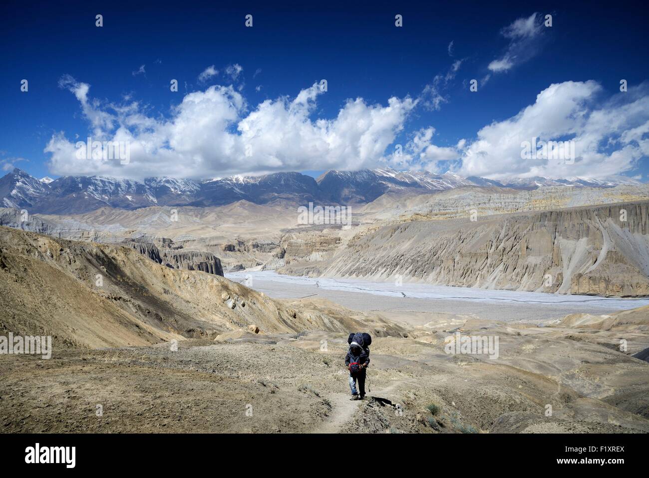 Nepal, Gandaki zone, Upper Mustang (near the border with Tibet), porter and mineral lanscape between Yara and Tangge Stock Photo