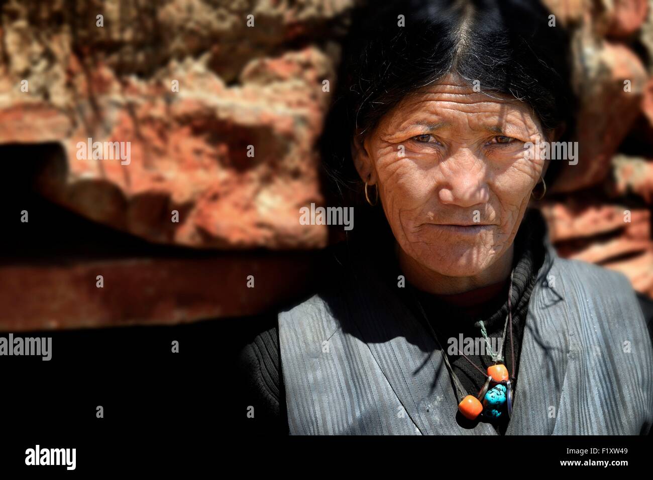 Nepal, Gandaki zone, Upper Mustang (near the border with Tibet), old Tibetan woman at Lori Gompa cave monastery Stock Photo