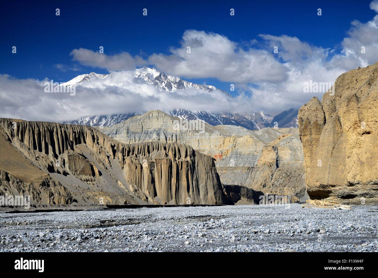 Nepal, Gandaki zone, Upper Mustang (near the border with Tibet), canyon and river between Yara and Tangge Stock Photo