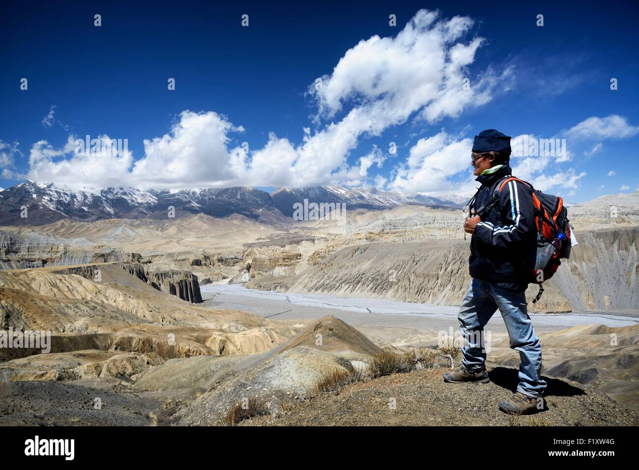 Nepal, Gandaki zone, Upper Mustang (near the border with Tibet), Nepali guide and mineral lanscape between Yara and Tangge Stock Photo