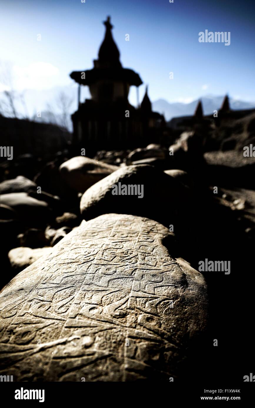 Nepal, Gandaki zone, Upper Mustang (near the border with Tibet), Mani wall (stones inscribed with a buddhist mantra) and stupa (chorten) in the village of Tangge Stock Photo