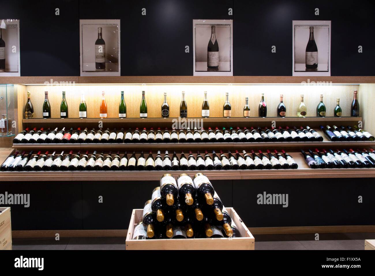 France, Paris, Place Vendome, upscale wine shop Stock Photo Alamy