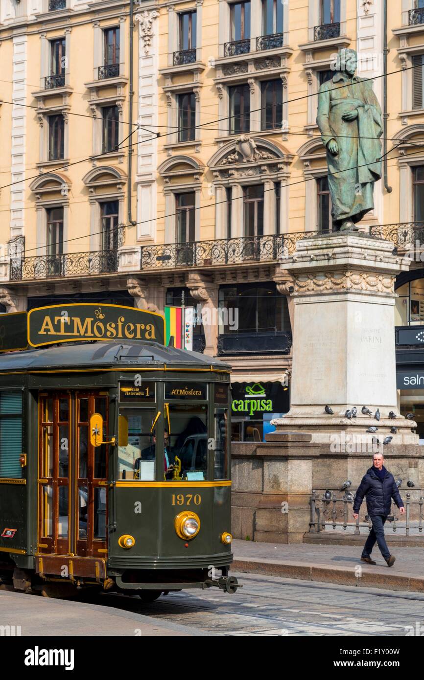 Italy, Lombardy, Milan, Piazza Cordusio, restaurant ATMosfera Tram restaurant in a historic tram to the bottom with the statue of the Italian poet Giuseppe Parini (1729-1799) Stock Photo
