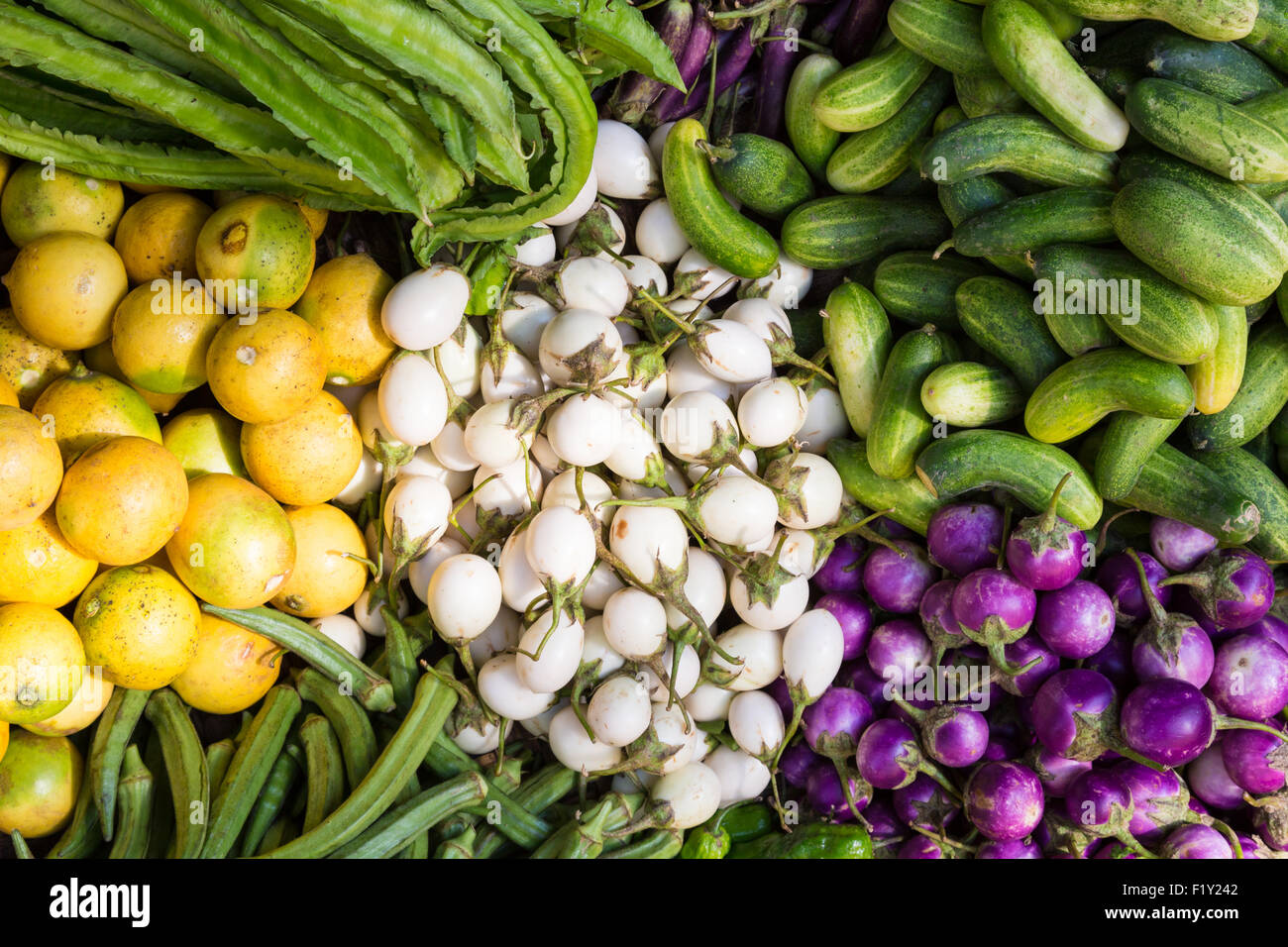 Fruits and vegetables at a farmers market Stock Photo - Alamy
