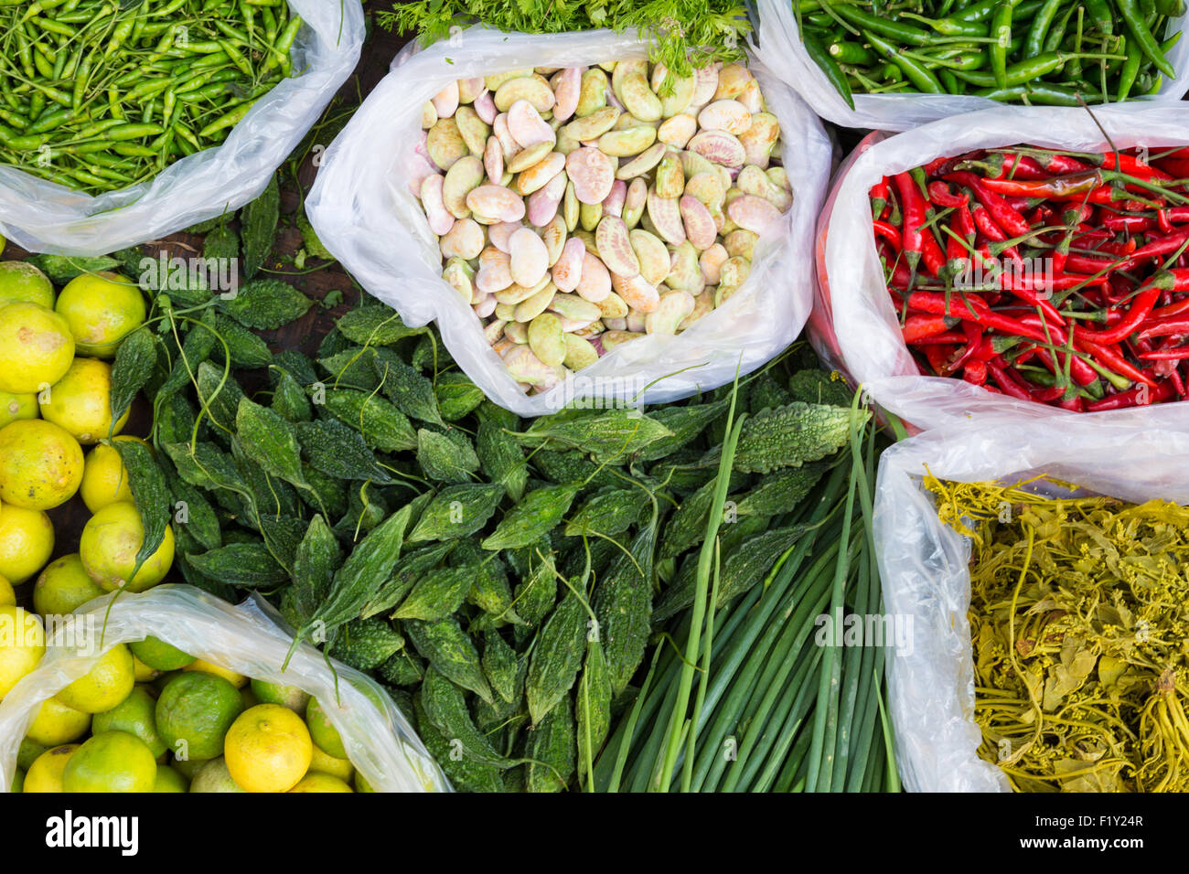 Fruits and vegetables at a farmers market Stock Photo - Alamy