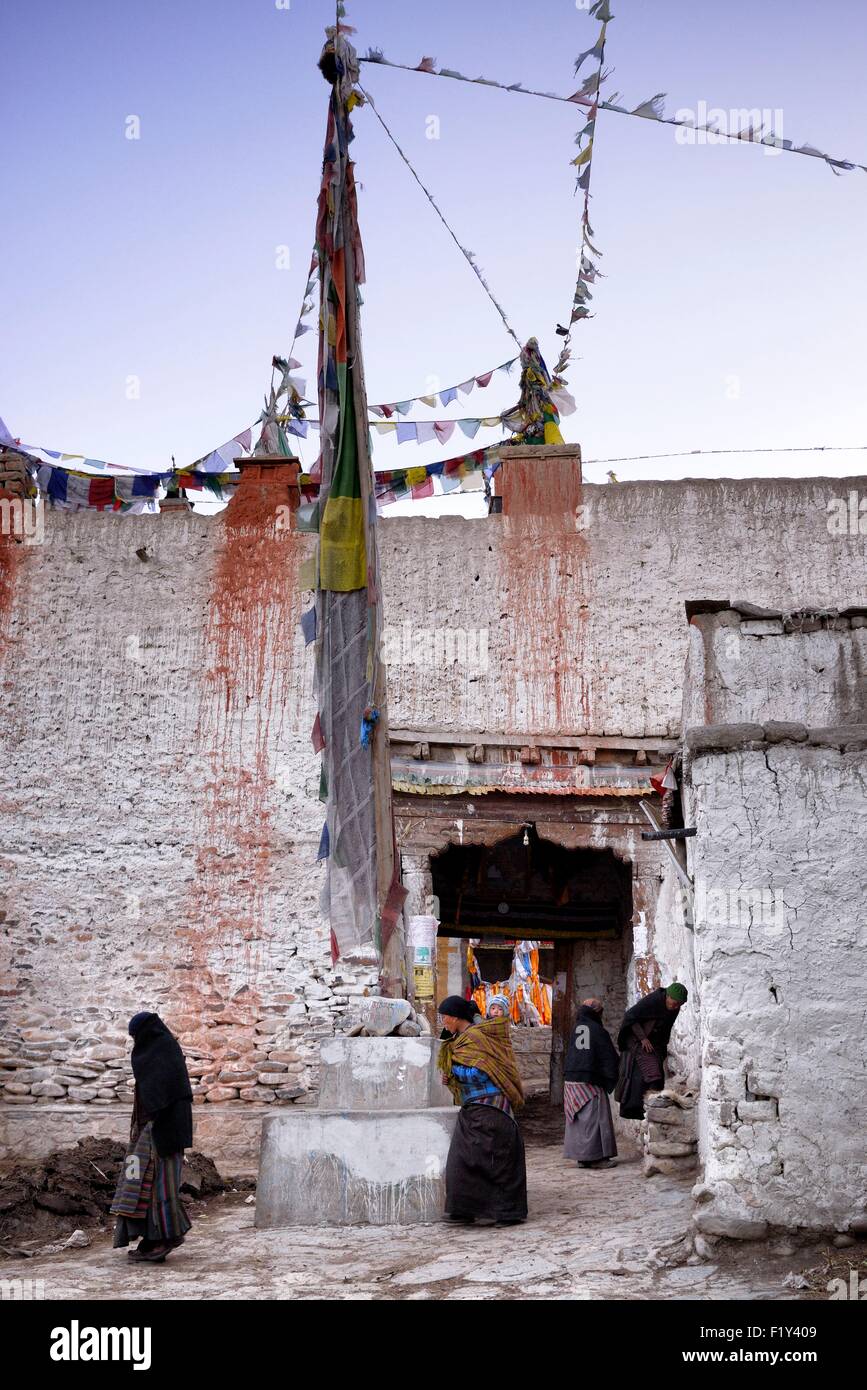 Nepal, Gandaki zone, Upper Mustang (near the border with Tibet), women in a street of the walled city of Lo Manthang, the historical capital of the Kingdom of Lo Stock Photo