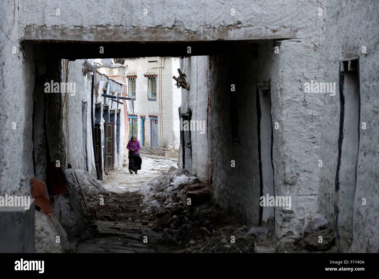 Nepal, Gandaki zone, Upper Mustang (near the border with Tibet), woman in a street of the walled city of Lo Manthang, the historical capital of the Kingdom of Lo Stock Photo
