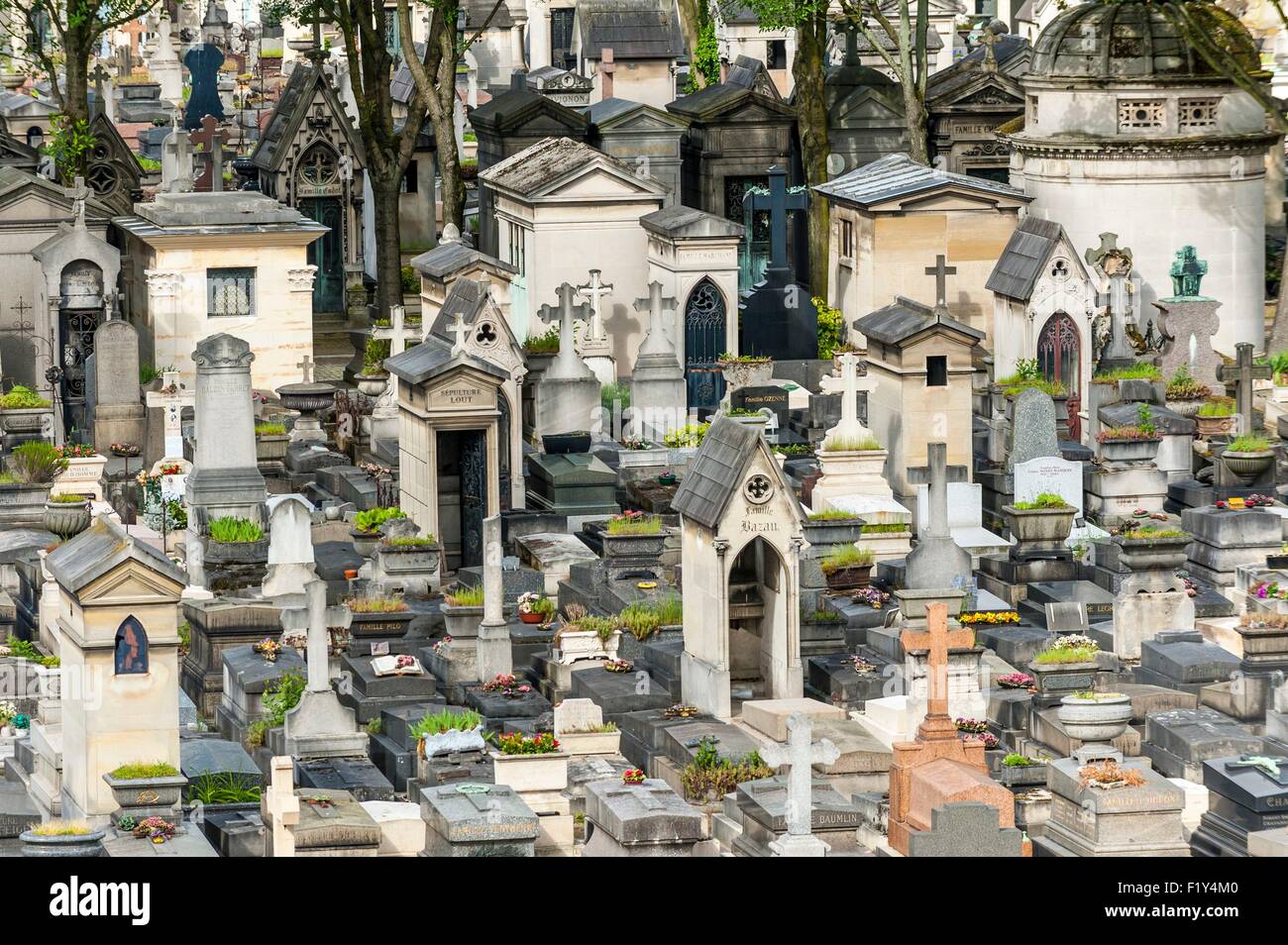 France, Paris, Pere Lachaise cemetery, graves around the crematorium at level of Rondeaux street Stock Photo
