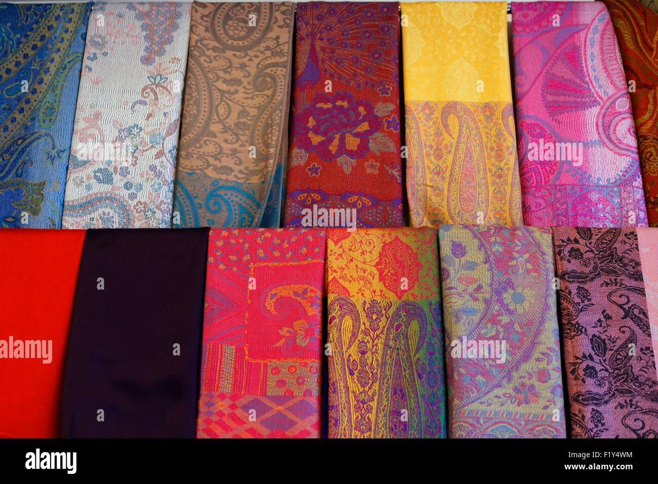 United Arab Emirates, Dubai, Bur Dubai, cashmere scarves Stock Photo