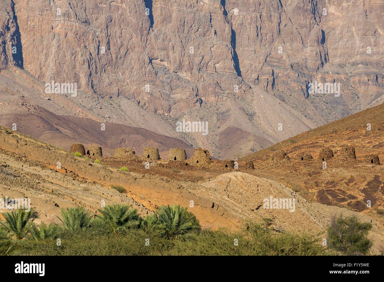 Oman, Ad-Dhakhiliyah, El Ayn, bronze age necropolis, 3000 before J.C., in front of Djebel Misht, listed as World Heritage by UNESCO Stock Photo