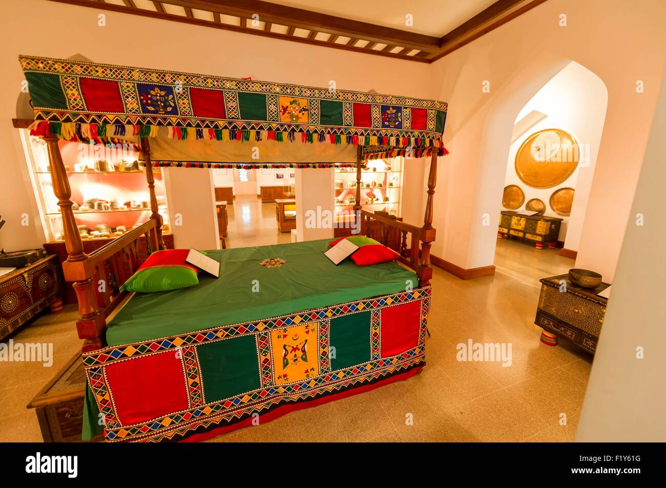 Oman, Muscat, Bait al Zubair museum, traditional bed Stock Photo Alamy