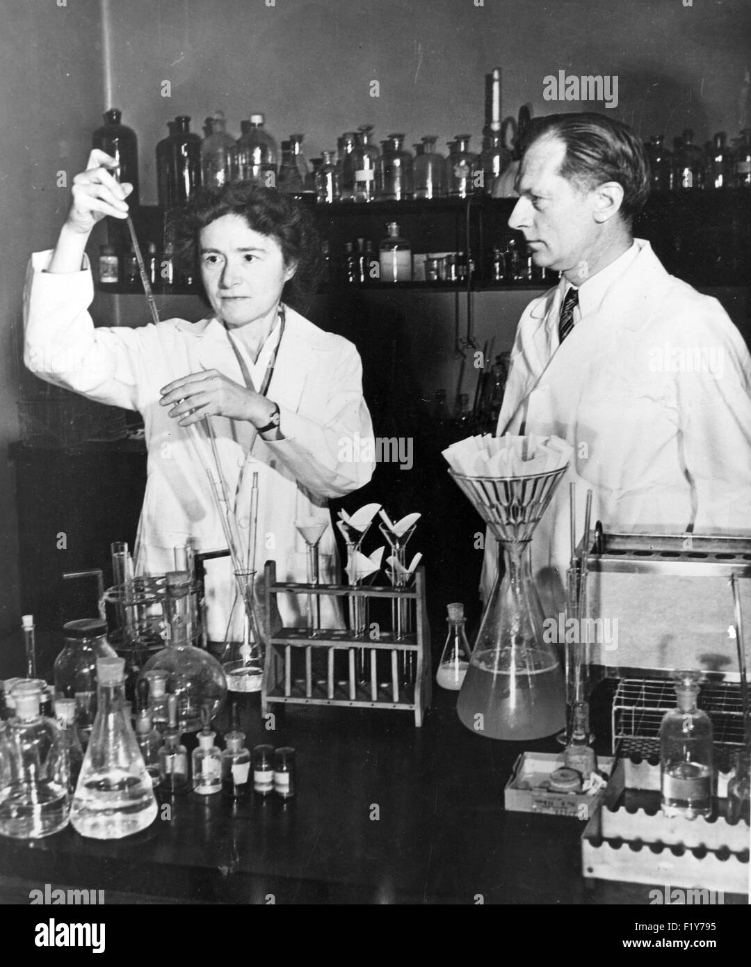 GERTY CORI Czech-American biochemist with her husband Carl Cori in 1947, the year they jointly won the Nobel Prize in Medicine. Photo Science Service Stock Photo - Alamy
