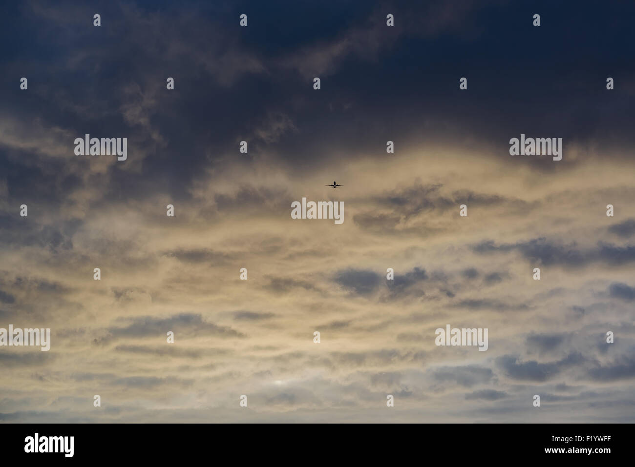 Airplane in twilight sky hi-res stock photography and images - Alamy
