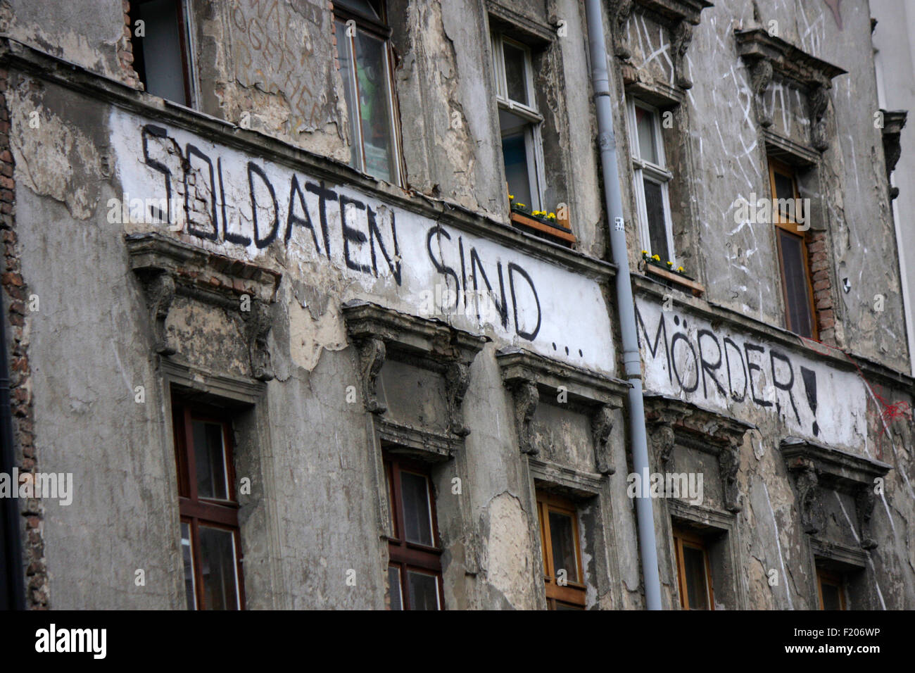 'Soldaten sind Moerder': politischer Slogan auf besetztem Haus, Berlin-Mitte. Stock Photo