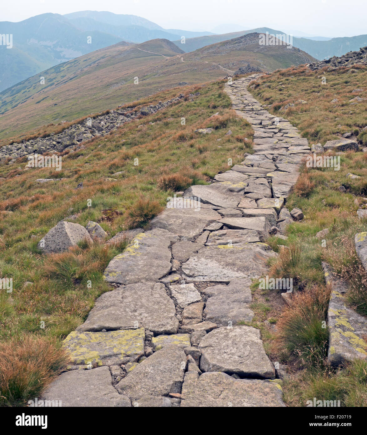 Weg aus Steinplatten im Gebirge Stock Photo