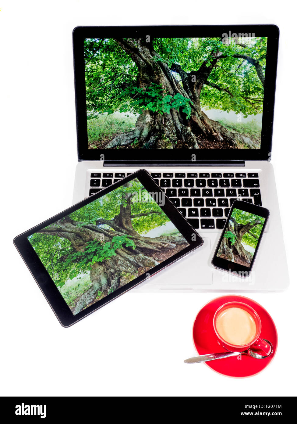 Laptop mit Tablet, Smartphone und Espressotasse Stock Photo
