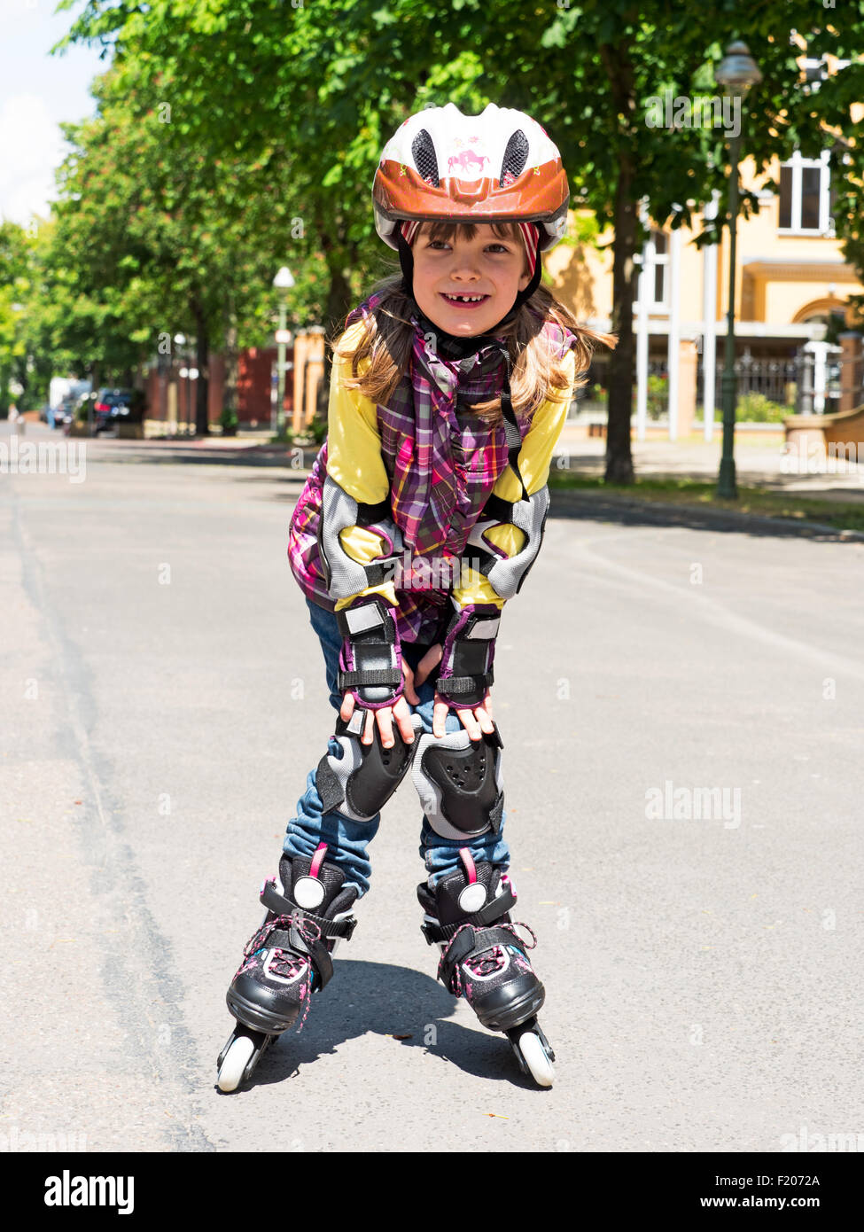 Kind fährt Rollerskates Stock Photo