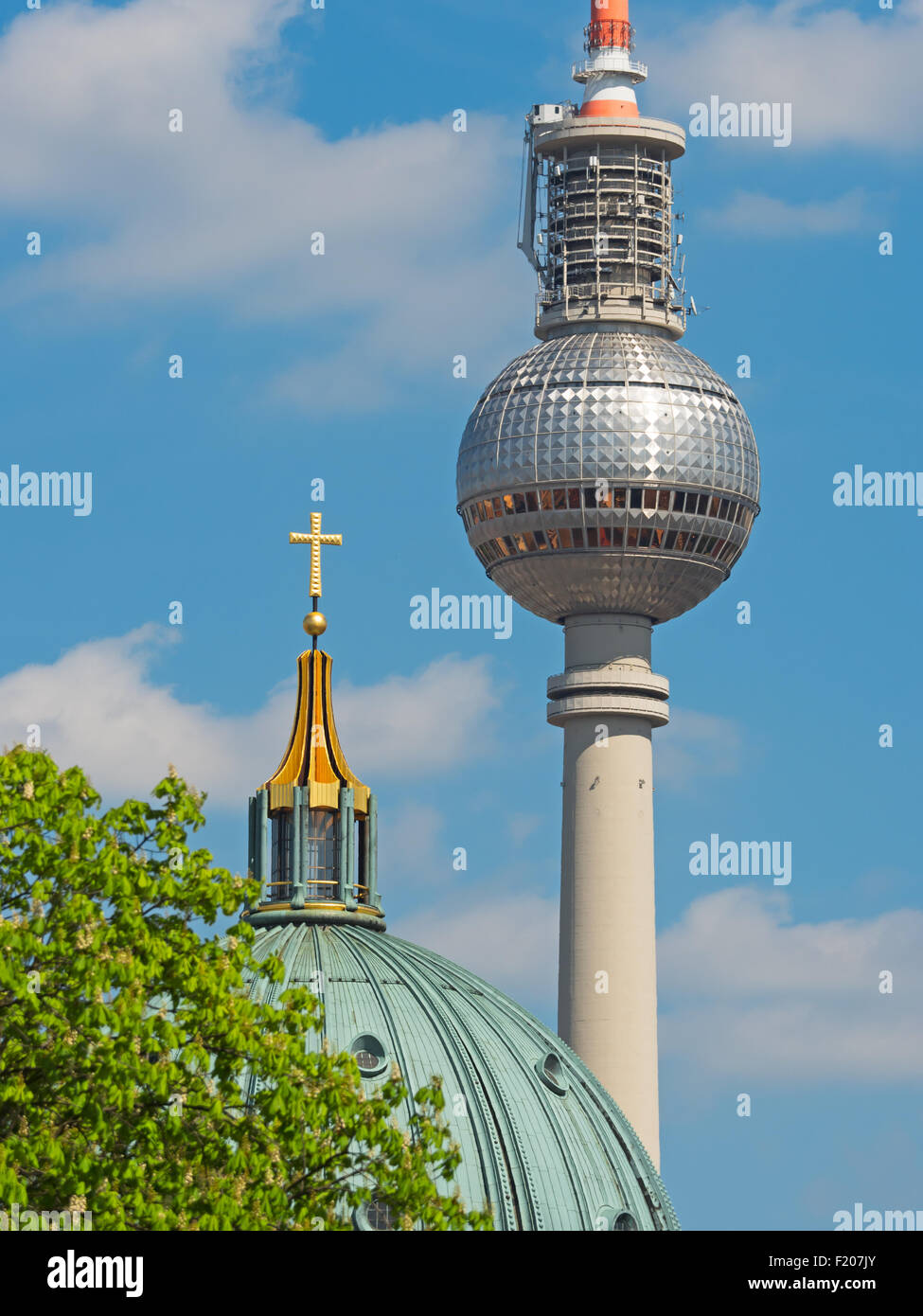 Berliner Dom und Fernsehturm mit Kreuz-Spiegelung Stock Photo
