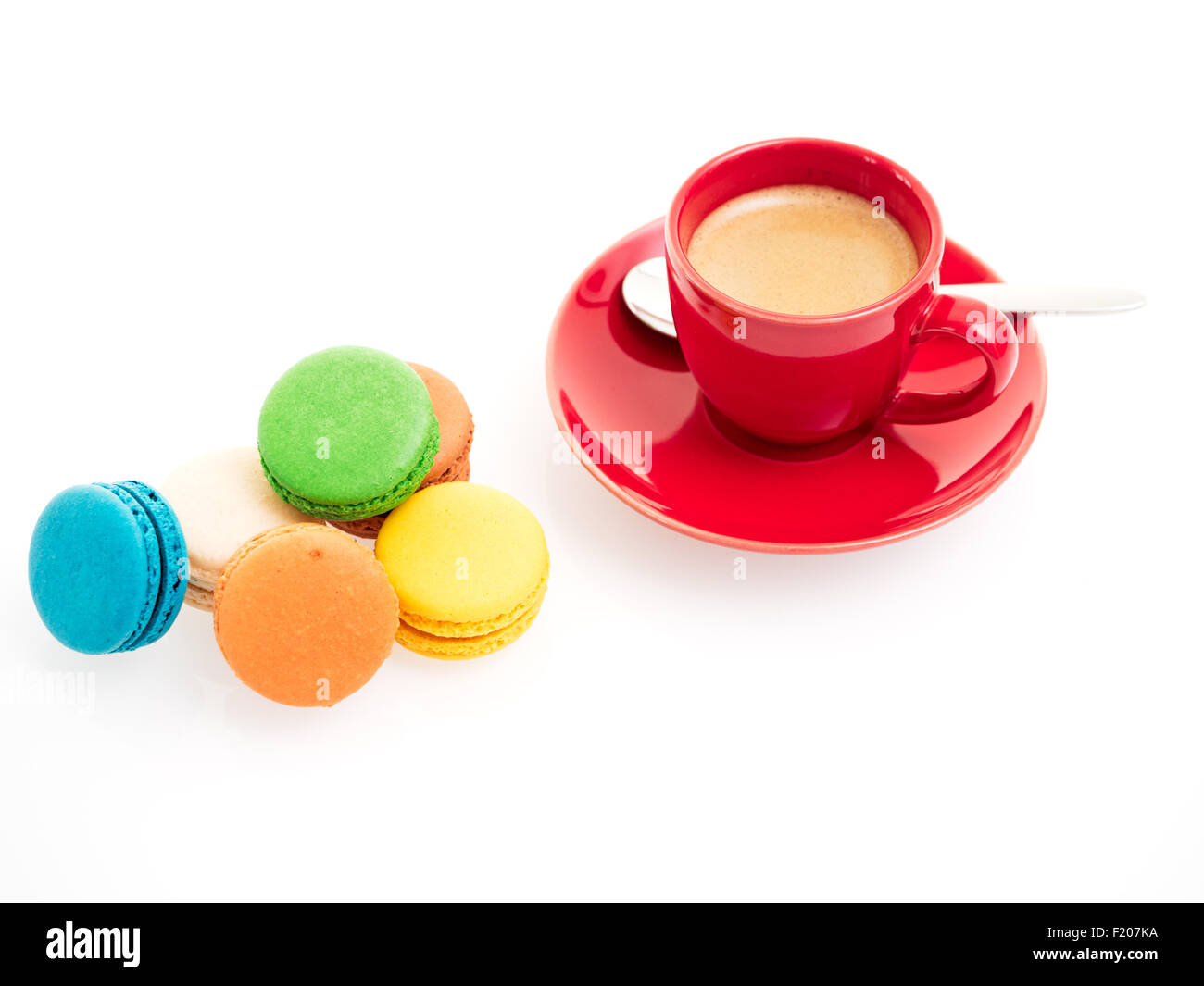 bunter Macarons mit roter Espressotasse Stock Photo