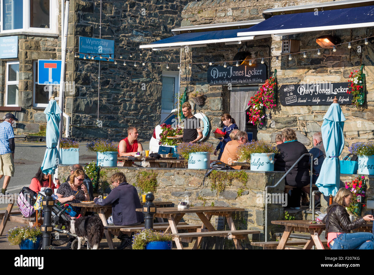 People enjoying breakfast outside at Davy Jones Locker restaurant
