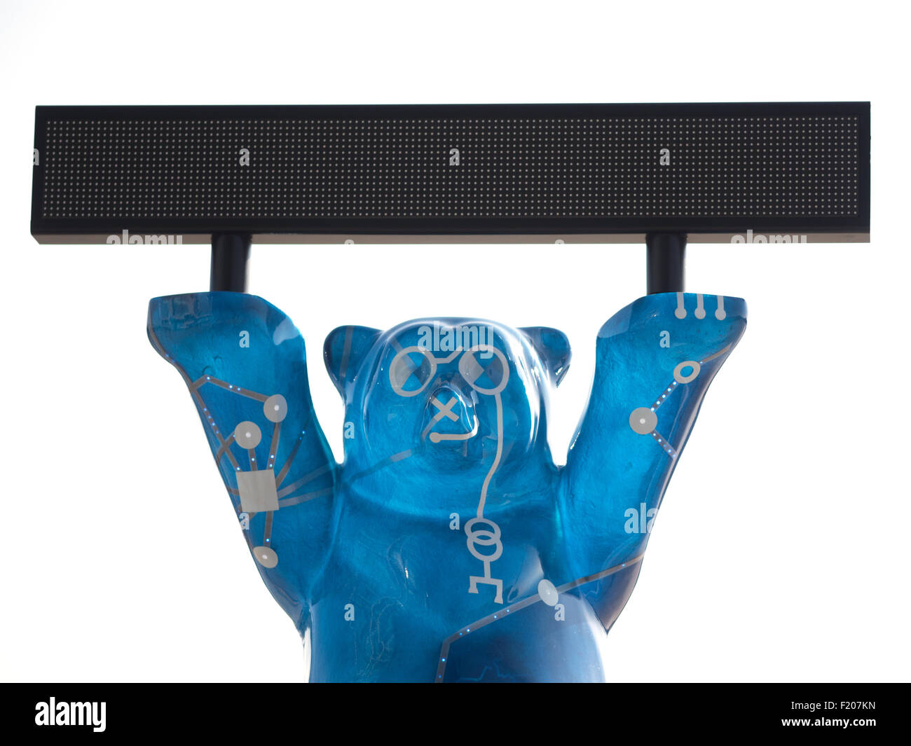 Skulptur eines Bären hält Anzeigetafel Stock Photo