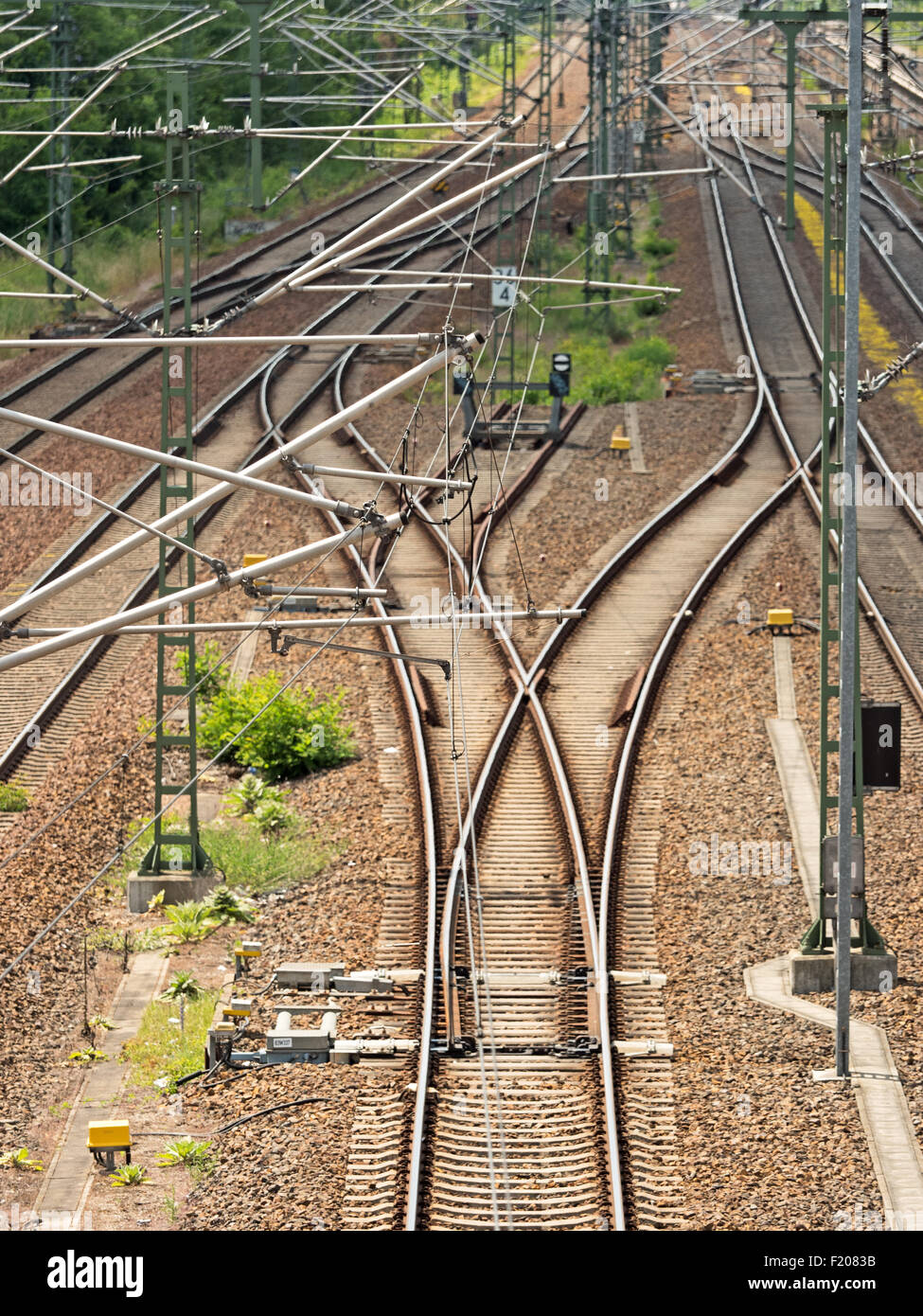 Bahnanlagen mit Gleisen und Oberleitungen Stock Photo