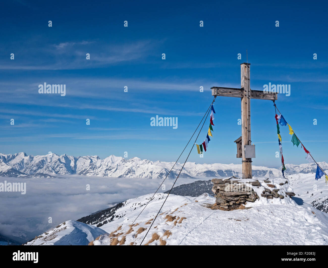 Gipfelkreuz mit Karwendelgebirge Stock Photo