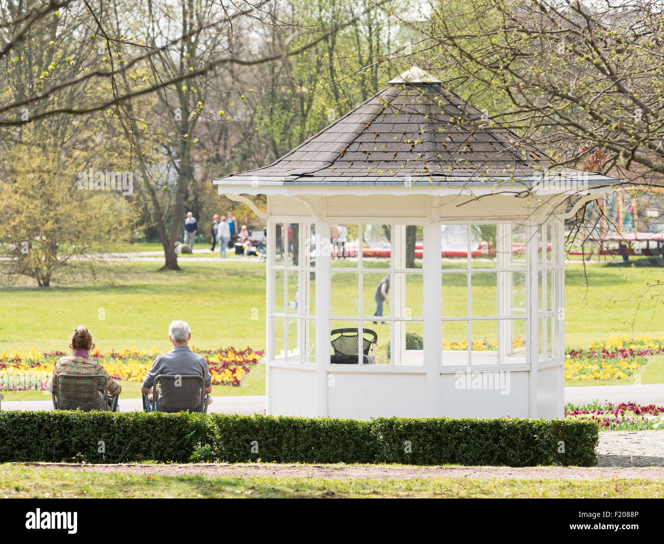 Menschen im Park mit Pavillon Stock Photo