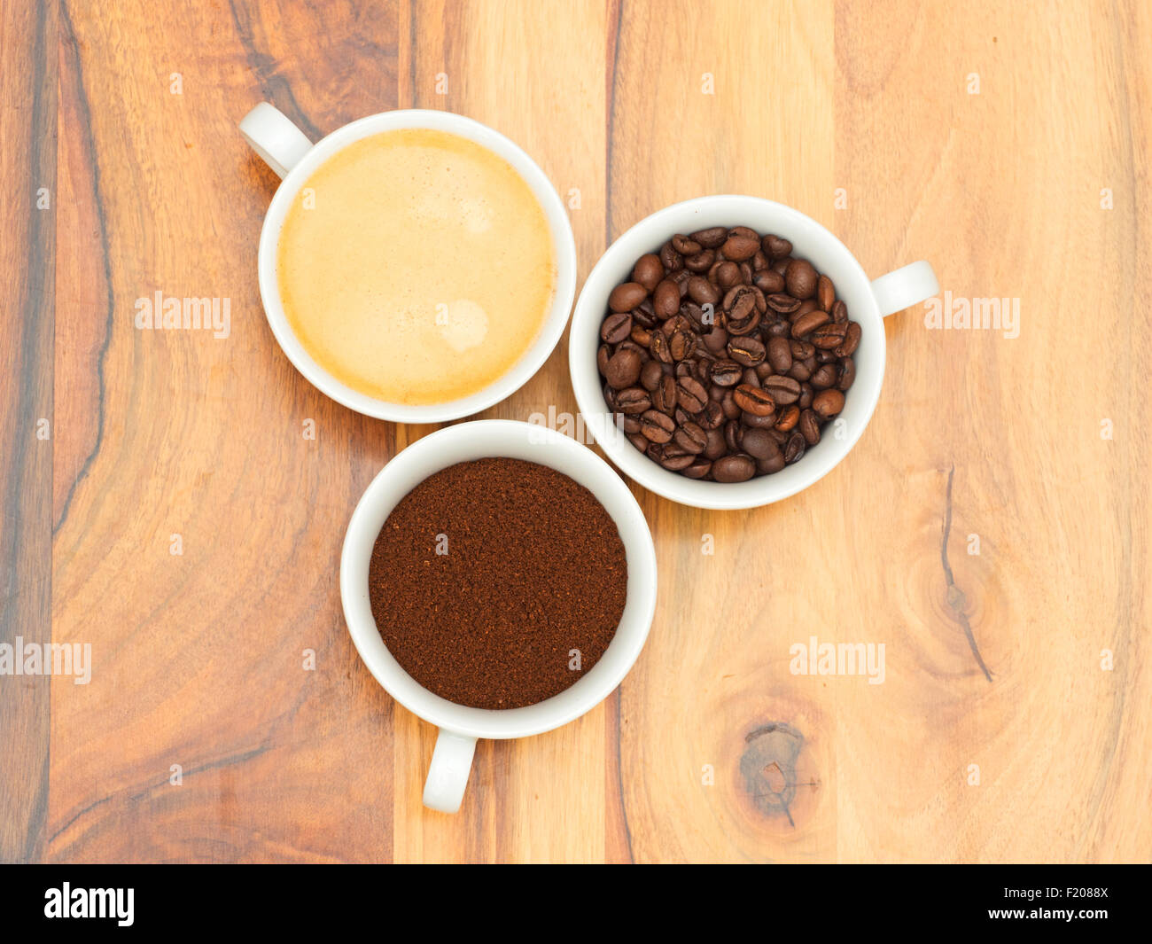 Tassen mit Kaffee, gemahlenem Kaffee und Kaffeebohnen Stock Photo