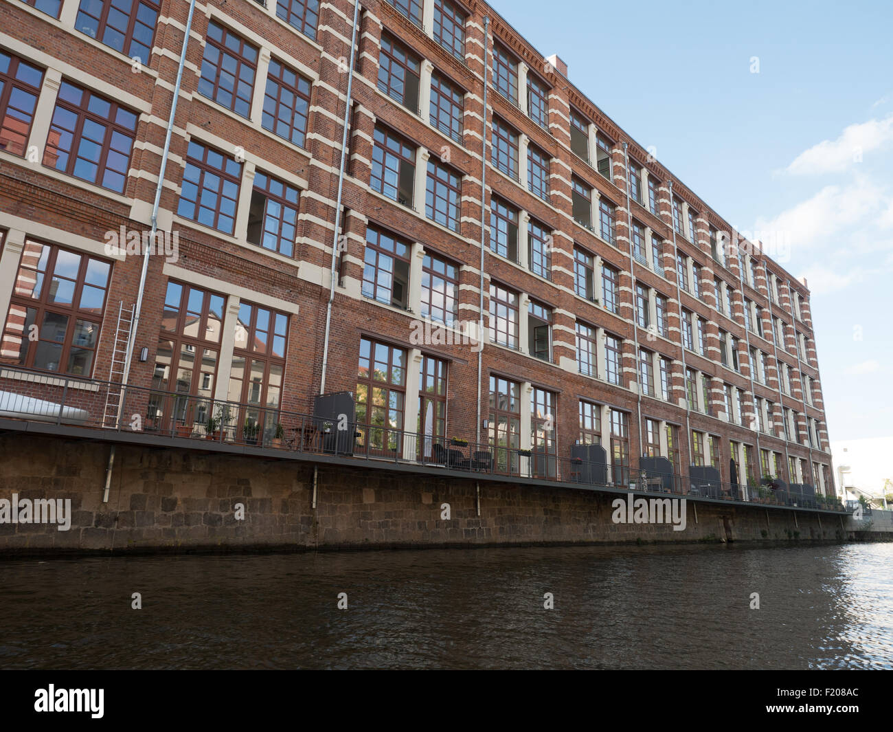 Lofts an einem Kanal Stock Photo