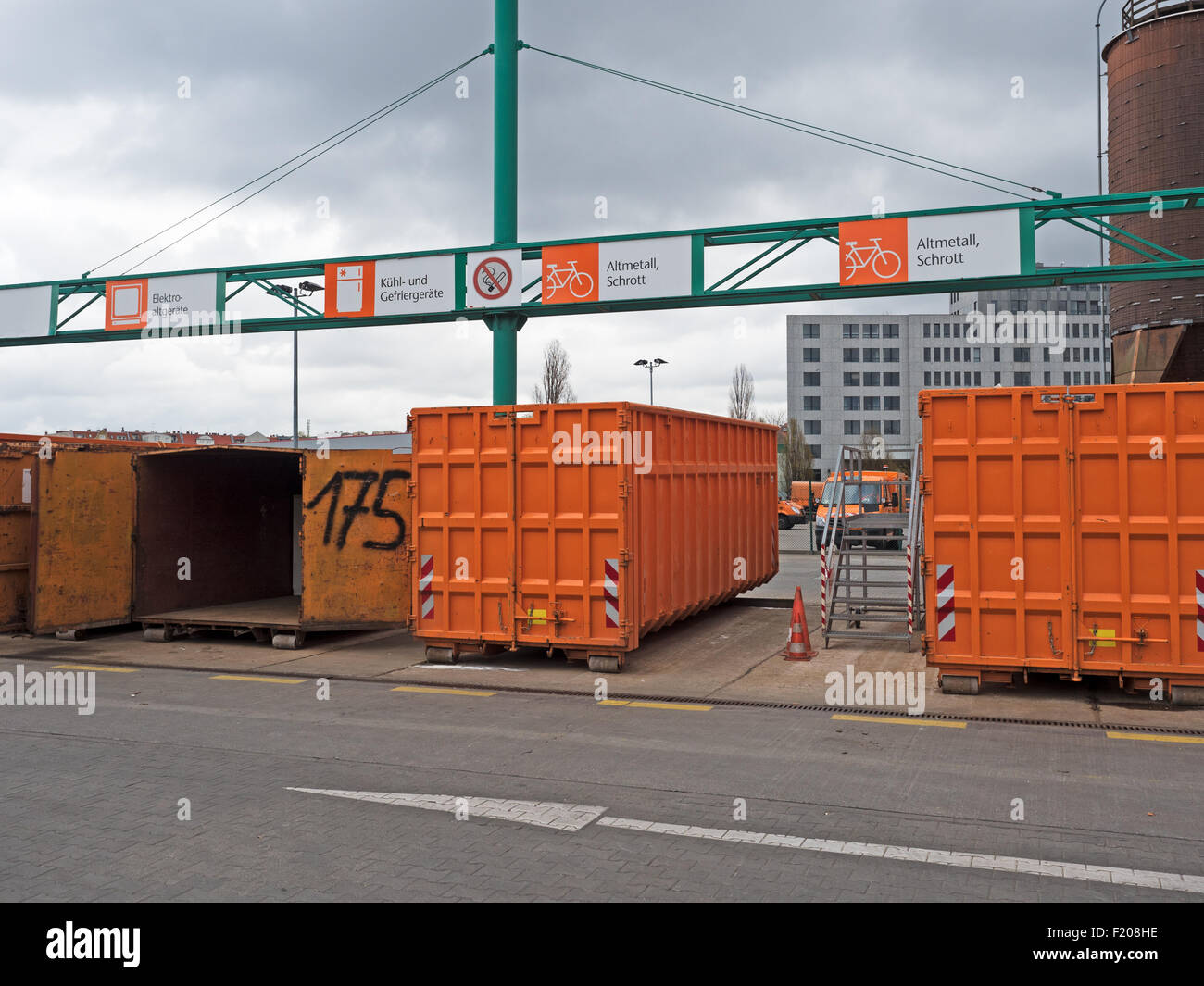 Recyclingcontainer auf einem Abfallhof Stock Photo