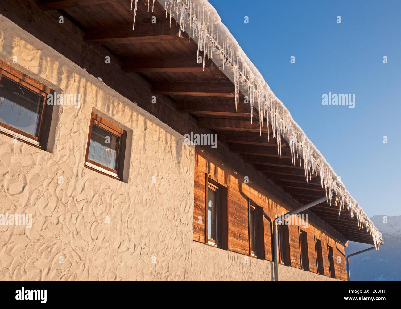 Eiszapfen hängen am Dach Stock Photo