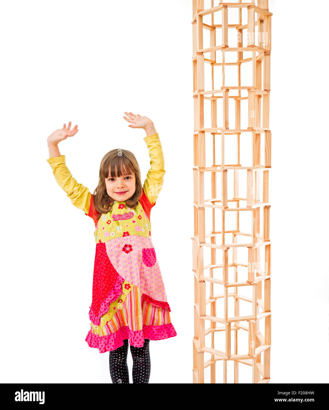 Mädchen mit Turm aus Bausteinen Stock Photo
