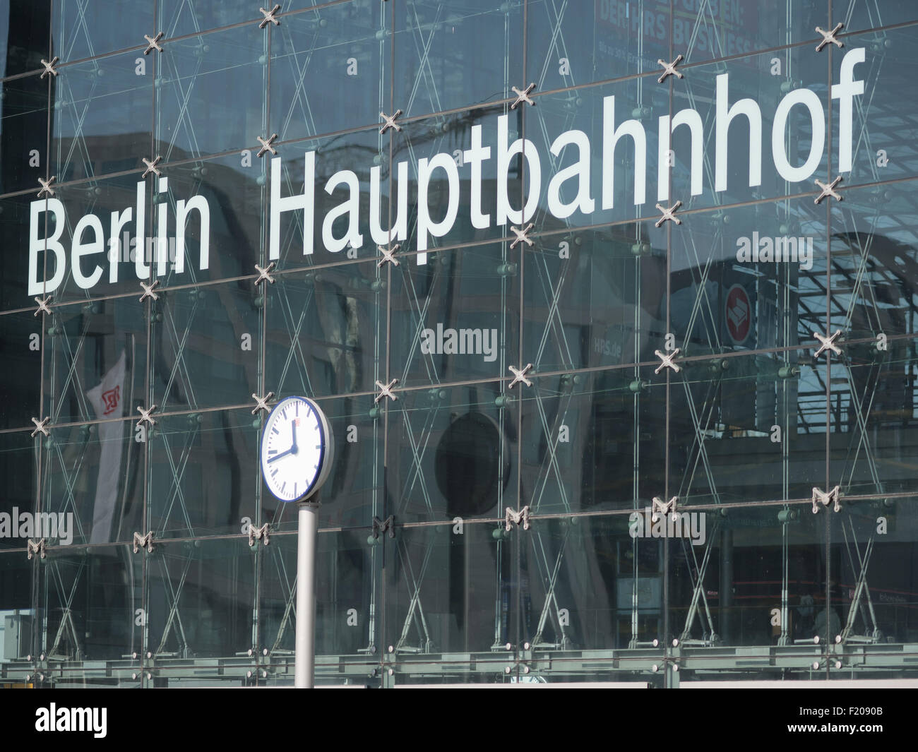 Fassade des Berliner Hauptbahnhofs Stock Photo