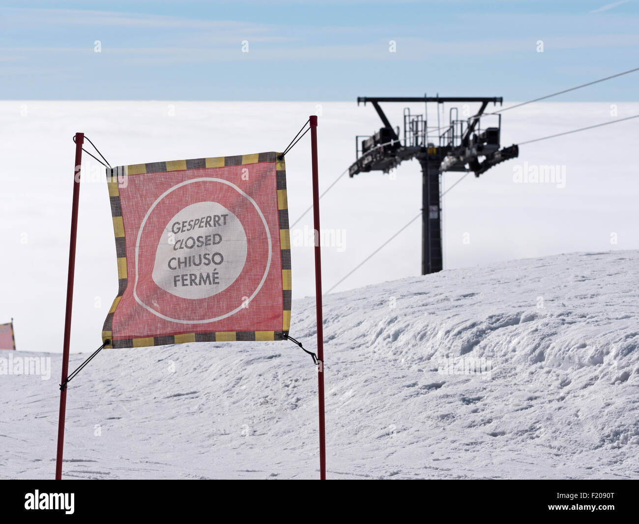 Warnung "Skiabfahrt gesperrt" Stock Photo