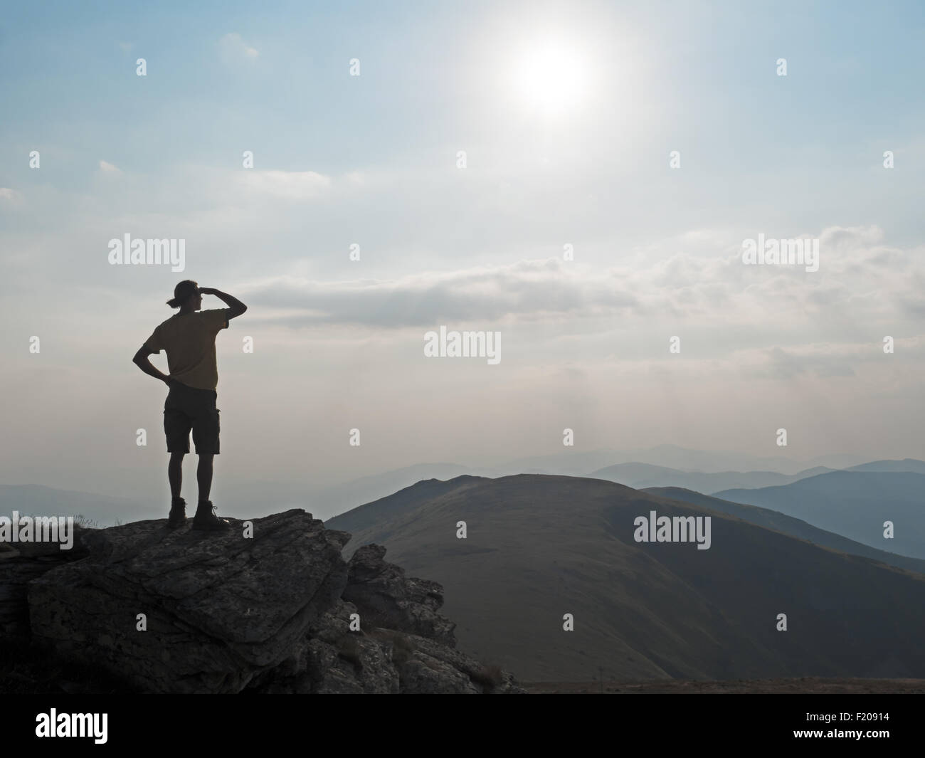 Wanderer blickt in die Ferne Stock Photo