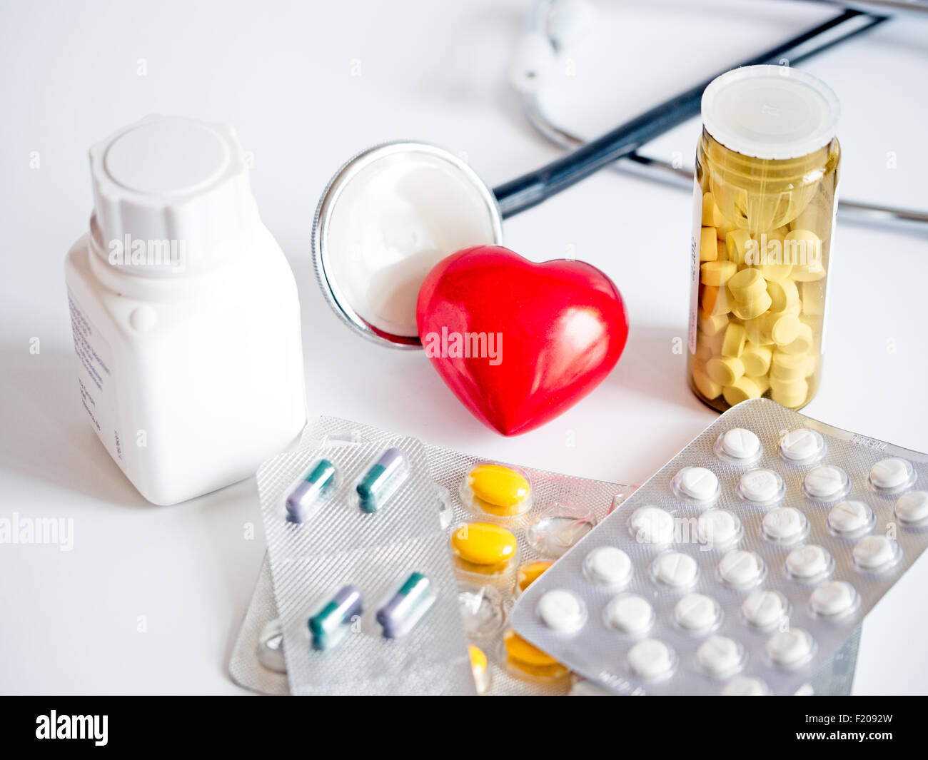 Stethoskop mit Herz und verschiedenen Medikamenten Stock Photo